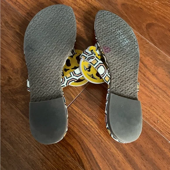 Tory Burch Miller Geometric Printed Patent Leather Sandals Size 6.5 - Picture 2 of 3